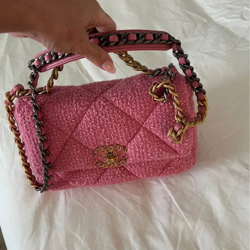 SOLD‼️‼️ Chanel 19 series, pink tweed with gold and metal hardware size Medium - Picture 2 of 4